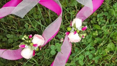 Bracelet floral de mariage classique, avec des roses roses claires, des baies vertes et des petites fleurs blanches et fuchsia.