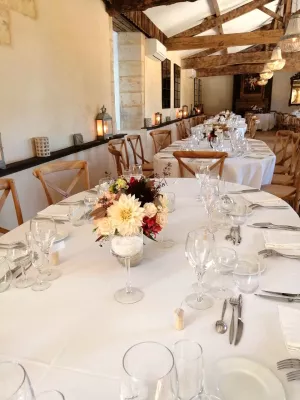 Centre de table rond pour mariage champetre, avec grand dahlia creme, dahlias bordeaux, roses et feuillage.