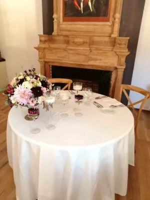 Composition florale champetre pour centre de table de mariage, avec dahlias, roses et feuillage au Chateau de Garde.
