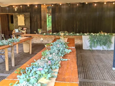 Décoration de table champêtre pour mariage avec eucalyptus, gypsophile et touches de rose, Airial de Pernaud Belin-Béliet.