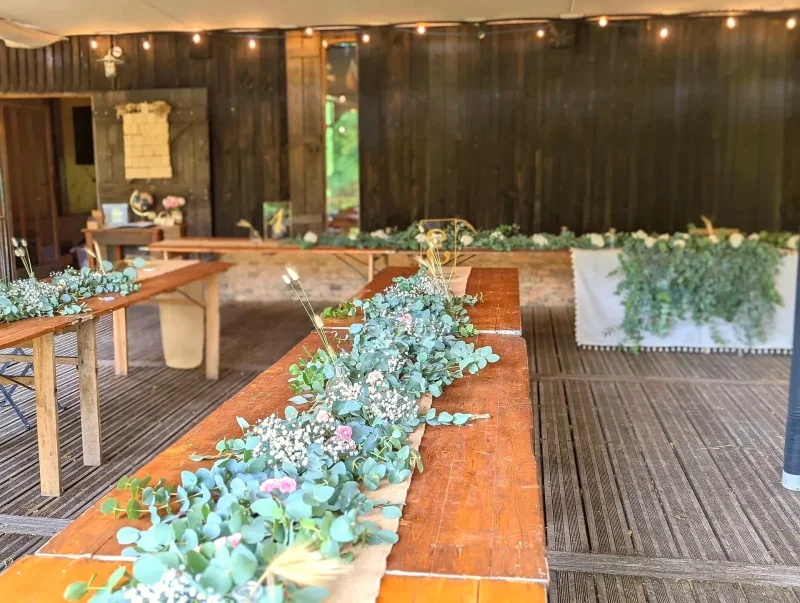 Rustic wedding table decoration with eucalyptus, gypsophila and touches of pink, Airial de Pernaud Belin-Béliet.