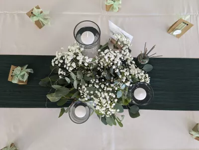 Centre de table champêtre avec un bouquet de gypsophile et feuillage d'eucalyptus.