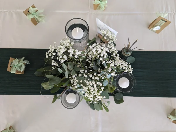 Centre de table champêtre avec un bouquet de gypsophile et feuillage d'eucalyptus.