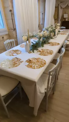 Centre de table élégant pour la table d'honneur, avec des roses, du gypsophile, de l'eucalyptus et des bougies, style classique.