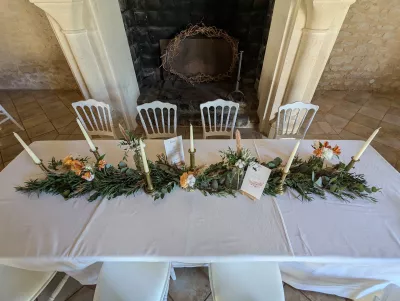 Centre de table d'honneur boheme avec guirlande de feuillage, roses peche, alstroemeria pour le mariage Melanie au Domaine de Segur.