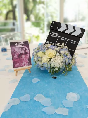 Centre de table floral classique avec hortensia bleu, roses blanches et gypsophile pour le mariage Cécilia à Arcachon.