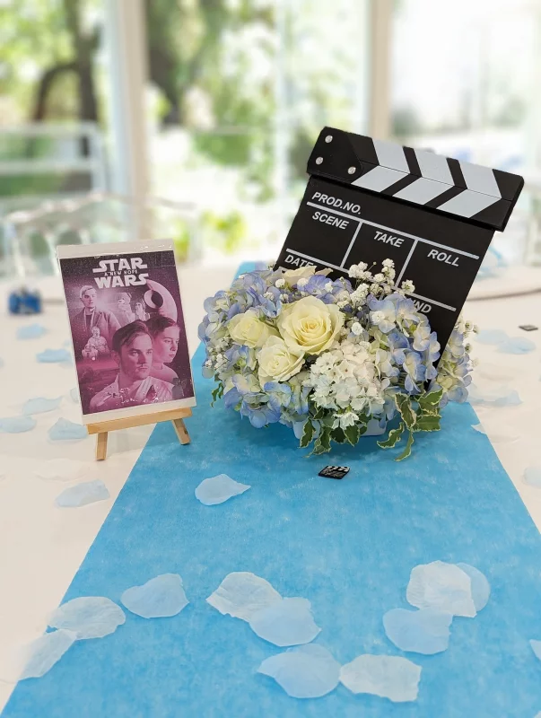 Classic floral table centrepiece with blue hydrangeas, white roses and gypsophila for Cécilia's wedding in Arcachon.