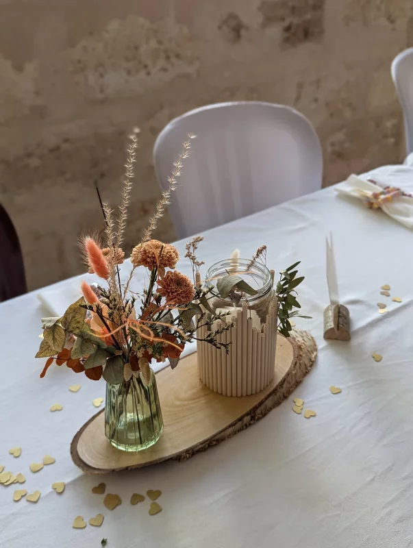 Centre de table mariage boheme avec hortensia seche terracotta, graminees beige et photophore.