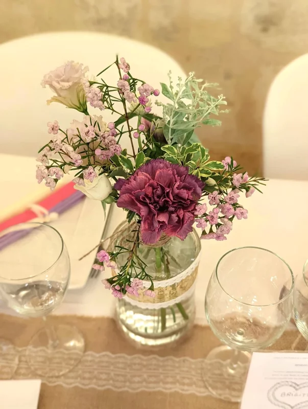 Centre de table champêtre, œillet violet et lisianthus rose pâle, pour mariage Château La Caussade.