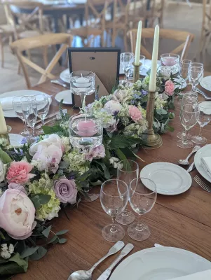 Centre de table d'honneur champêtre avec pivoines roses, roses, hortensias vert pâle et eucalyptus