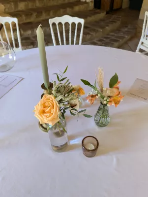 Petit centre de table boheme avec rose peche, alstroemeria et pampas, accompagne de bougeoir et bougie sage.
