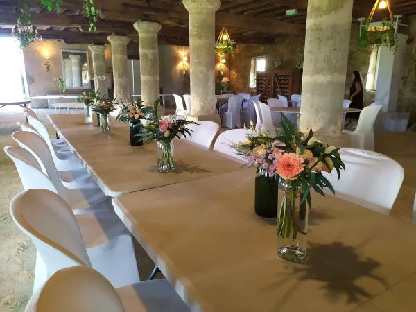 Centre de table bohème champêtre du mariage de Sophie, avec roses, dahlia corail, blé et eucalyptus, à Escalans.