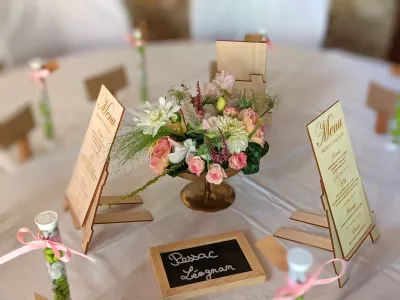 Centre de table champêtre élégant avec roses, dahlias et lisianthus blancs, verts et roses pour un mariage à Cabanac-et-Villagrains.
