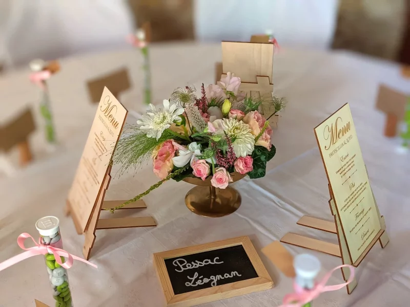 Elegant rustic table centrepiece featuring white, green, and pink roses, dahlias, and lisianthus for a wedding in Cabanac-et-Villagrains.