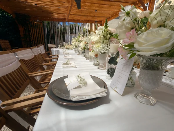 Long centre de table mariage classique et champêtre avec roses blanches, dahlias, alstroemerias roses et feuillage eucalyptus pour Cédric et Luba.
