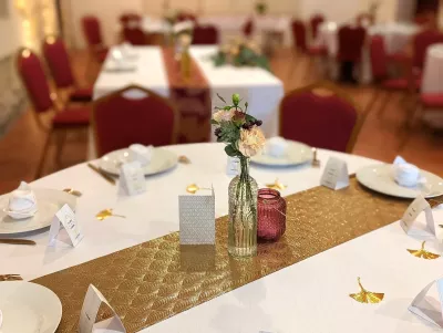 Petit centre de table champêtre avec rose pâle, dianthus crème et scabieuse pourpre pour un mariage d'été à Blanquefort.
