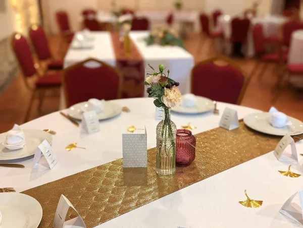 Petit centre de table champêtre avec rose pâle, dianthus crème et scabieuse pourpre pour un mariage d'été à Blanquefort.