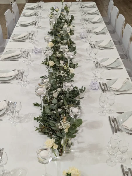 Centre de table bohème avec roses blanches, eucalyptus et pampas pour un mariage élégant au Château Bone à Gauriac.