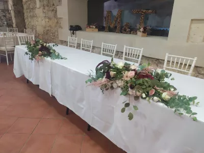 Long centre de table champêtre avec roses, amarante, eucalyptus pour le mariage d'Armelle à Blanquefort