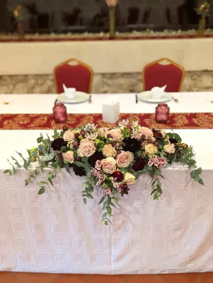 Centre de table champêtre et élégant pour la table d'honneur, avec roses poudrées, bordeaux et eucalyptus, Blanquefort.