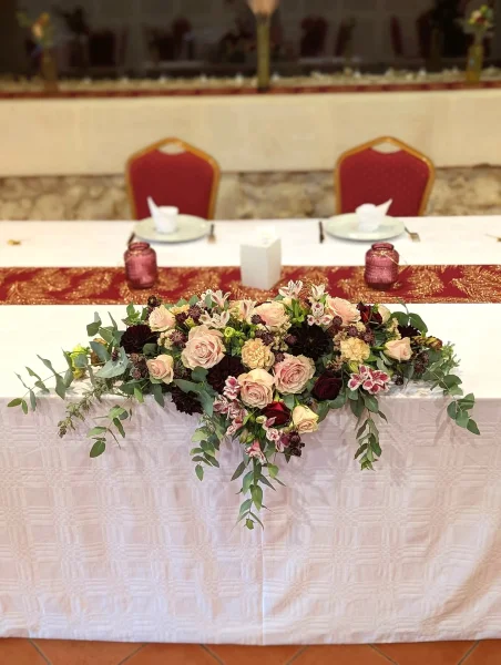 Centre de table champêtre et élégant pour la table d'honneur, avec roses poudrées, bordeaux et eucalyptus, Blanquefort.