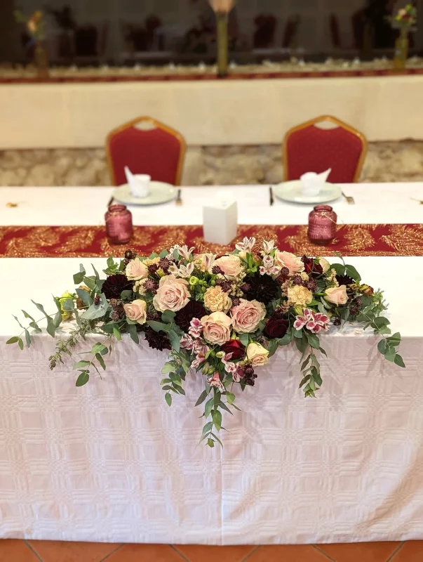 Centre de table champêtre et élégant pour la table d'honneur, avec roses poudrées, bordeaux et eucalyptus, Blanquefort.