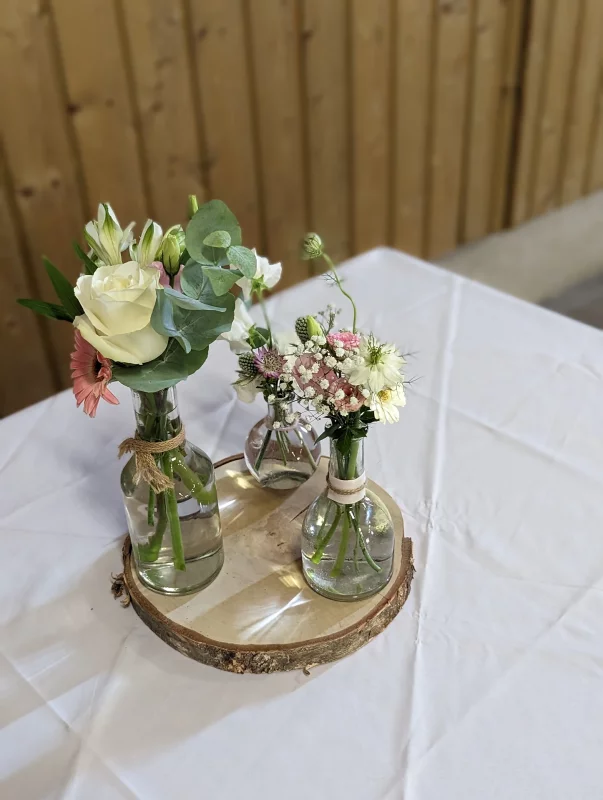 Centre de table champêtre roses gerberas œillets mariage Bordeaux