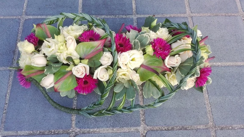 Classic wedding table centrepiece with white roses, fuchsia gerberas and elegant green foliage.
