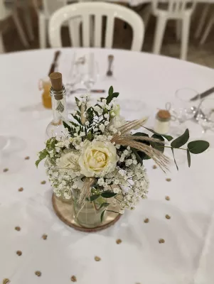 Centre de table de mariage champêtre bohème avec rose blanche, gypsophile, eucalyptus et herbe de la pampa, à Biscarrosse.