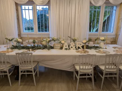 Centre de table classique pour mariage d'automne, composé de roses crème, gypsophile et eucalyptus, apportant élégance et fraîcheur.
