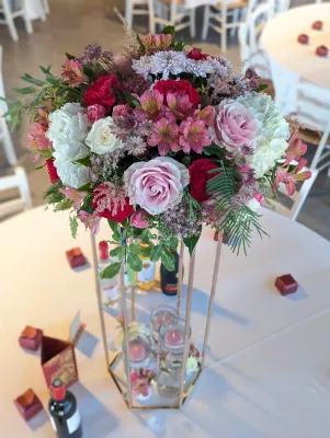 Sophisticated country-style table centrepiece with roses, hydrangeas, alstroemerias, and chrysanthemums.