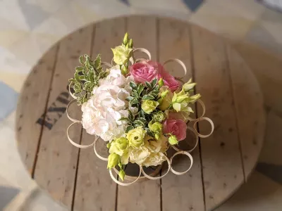 A classic wedding table centrepiece with roses, hydrangeas and lisianthus in a soft and natural arrangement.