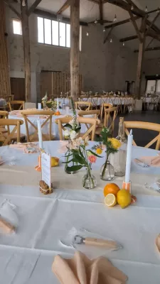 Centre de table champêtre sophistiqué avec roses pâles, alstroemerias et feuillages verts pour un mariage.
