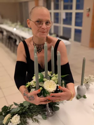 Gros plan d'un centre de table classique pour un mariage, avec roses crème, alstroemeria et gypsophile dans un chandelier.