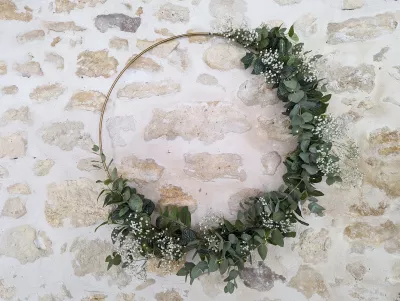 Cercle végétal mural champêtre avec eucalyptus et gypsophile, décoration naturelle pour un mariage.