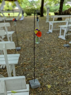 Décoration d'allée de cérémonie avec petits bouquets de gerberas orange et alstroemerias.