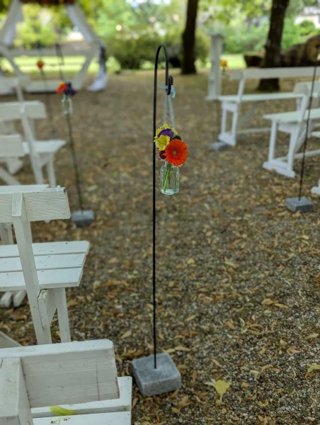Décoration d'allée de cérémonie avec petits bouquets de gerberas orange et alstroemerias.