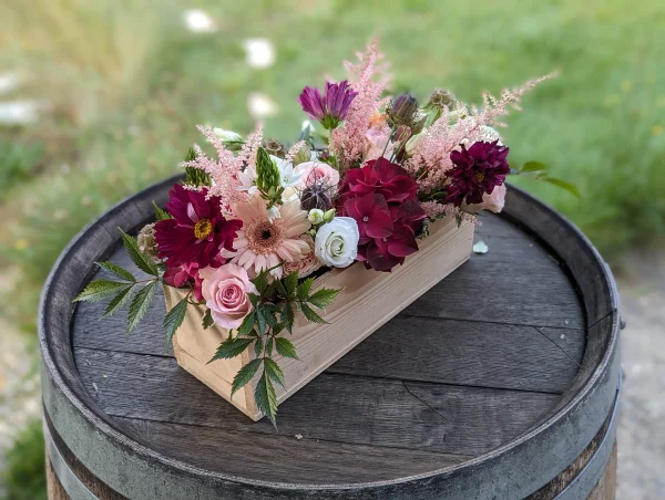 Composition florale champêtre avec roses, astilbe et feuillage vert pour un mariage à Blanquefort