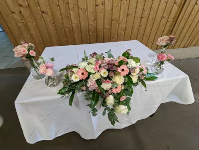 Longue composition florale champêtre roses gerberas mariage Bordeaux