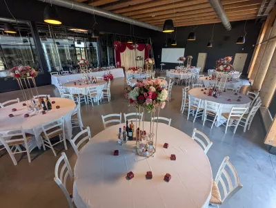 Sophisticated country-style floral scenography with pink, red, and white roses, hydrangeas, and alstroemerias.