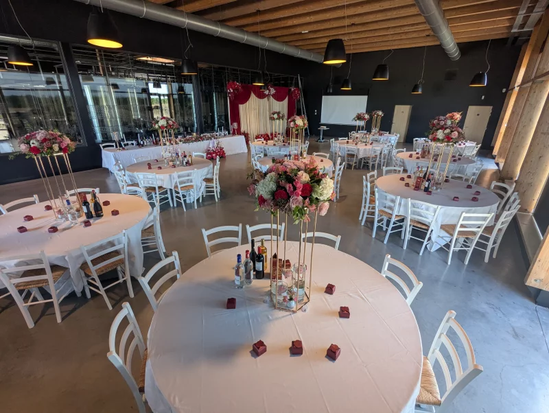 Sophisticated country-style floral scenography with pink, red, and white roses, hydrangeas, and alstroemerias.