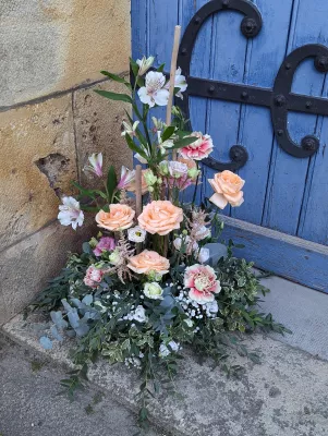 Composition florale champêtre avec roses pêche, alstroemerias blanches et feuillage vert pour un mariage à Capian.