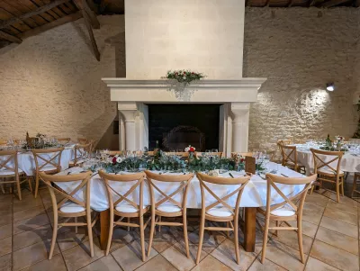Longue composition florale champêtre pour table d'honneur avec roses, alstroemeria, dahlias et eucalyptus au Domaine de Ségur.