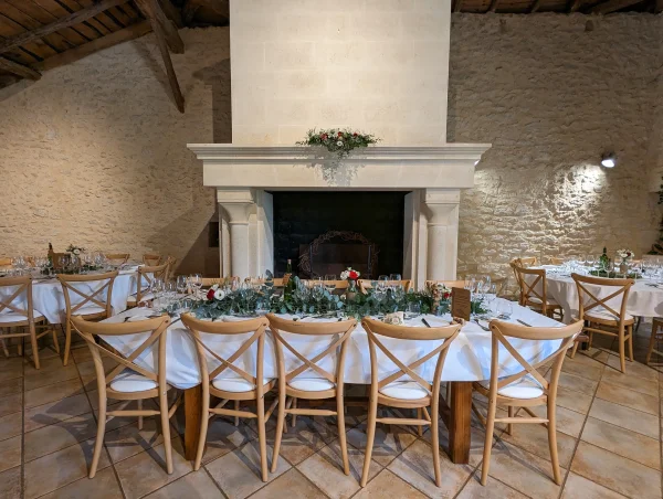Longue composition florale champêtre pour table d'honneur avec roses, alstroemeria, dahlias et eucalyptus au Domaine de Ségur.