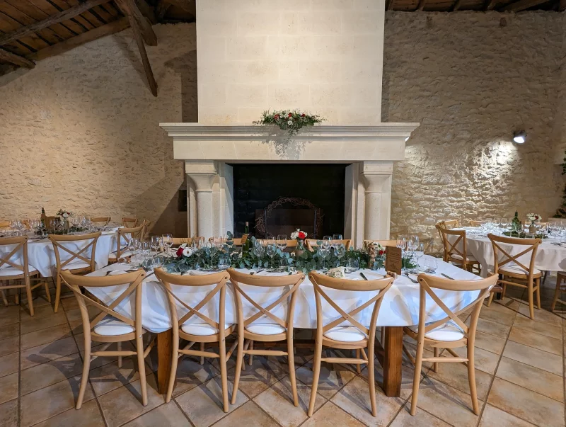 Longue composition florale champêtre pour table d'honneur avec roses, alstroemeria, dahlias et eucalyptus au Domaine de Ségur.