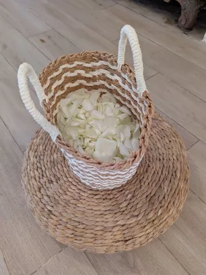 Corbeille de pétales de rose blancs pour la sortie des mariés, style naturel, mariage de Leila.