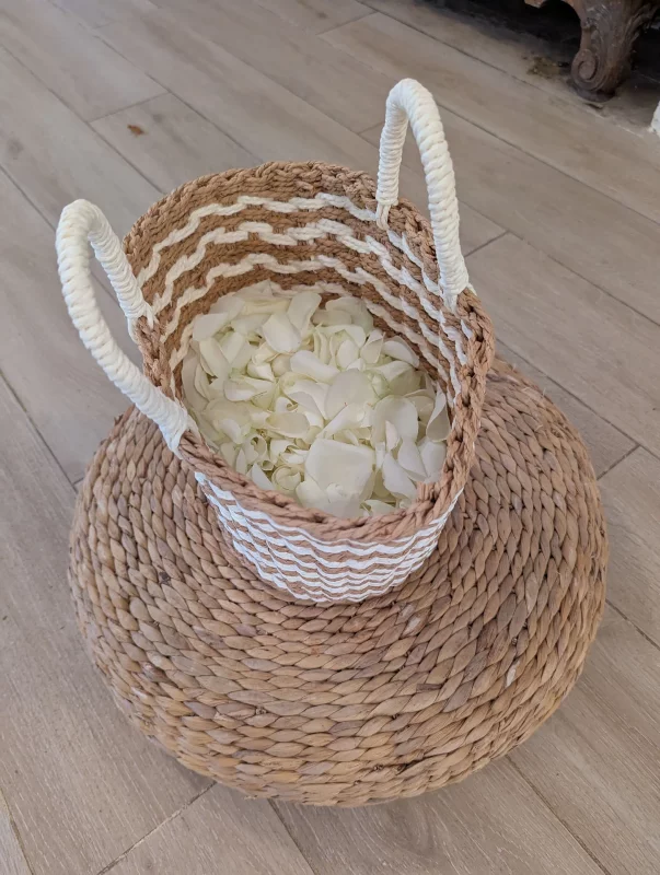 Corbeille de pétales de rose blancs pour la sortie des mariés, style naturel, mariage de Leila.