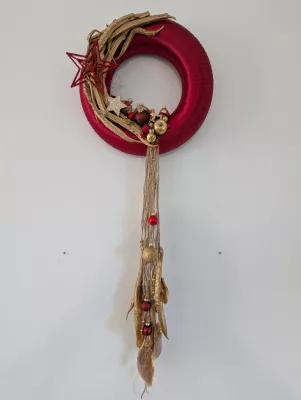 Couronne décorative de mariage de style bohème avec branches et feuilles séchées, accents dorés et rouges, ambiance automnale.