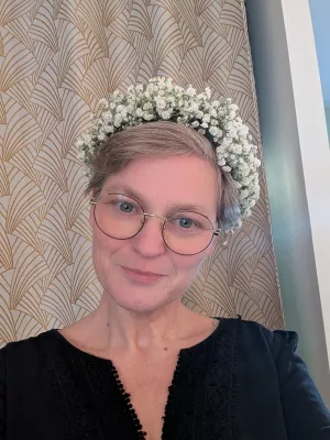 Couronne de fleurs champêtre en gypsophile pour un mariage hivernal, mettant en valeur la délicatesse des petites fleurs blanches.