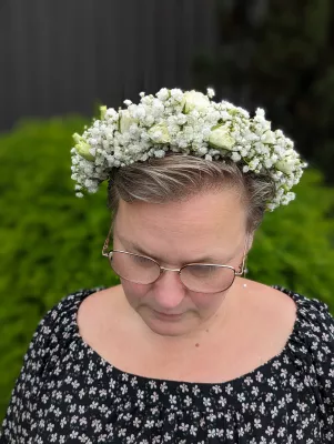 Couronne de fleurs blanche pour mariée, composée de gypsophile et de roses miniatures, esprit champêtre bohème.